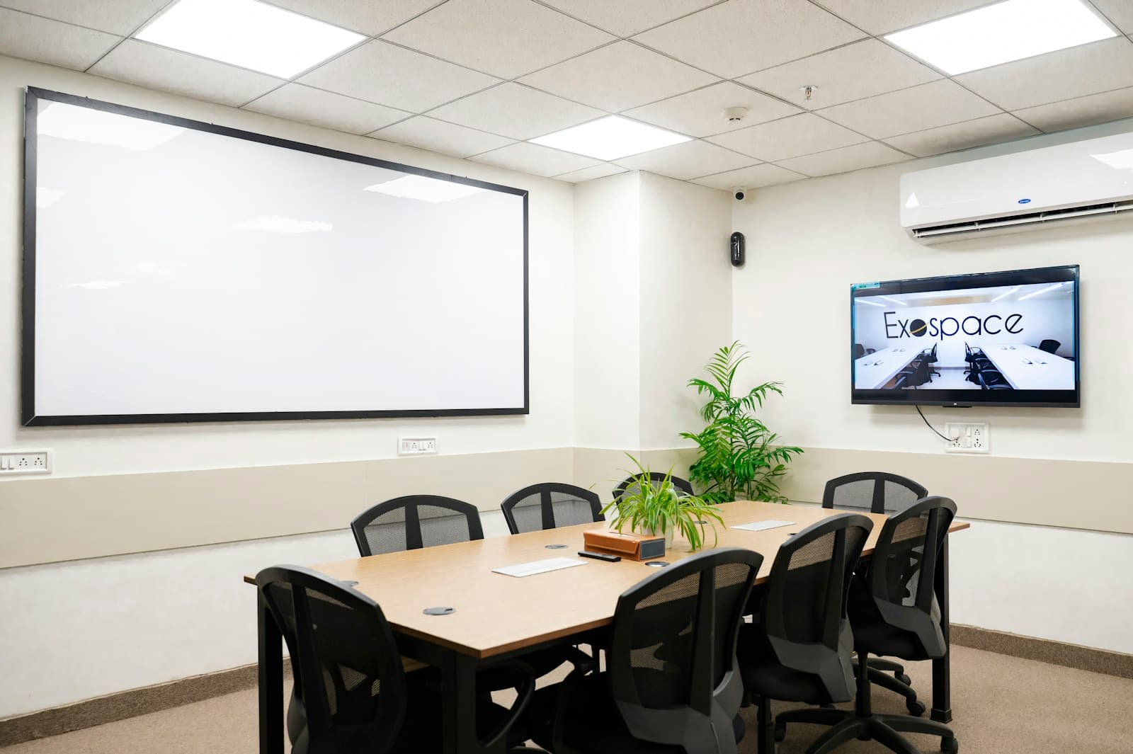 Salle de discussion moderne avec table et grandes fenêtres