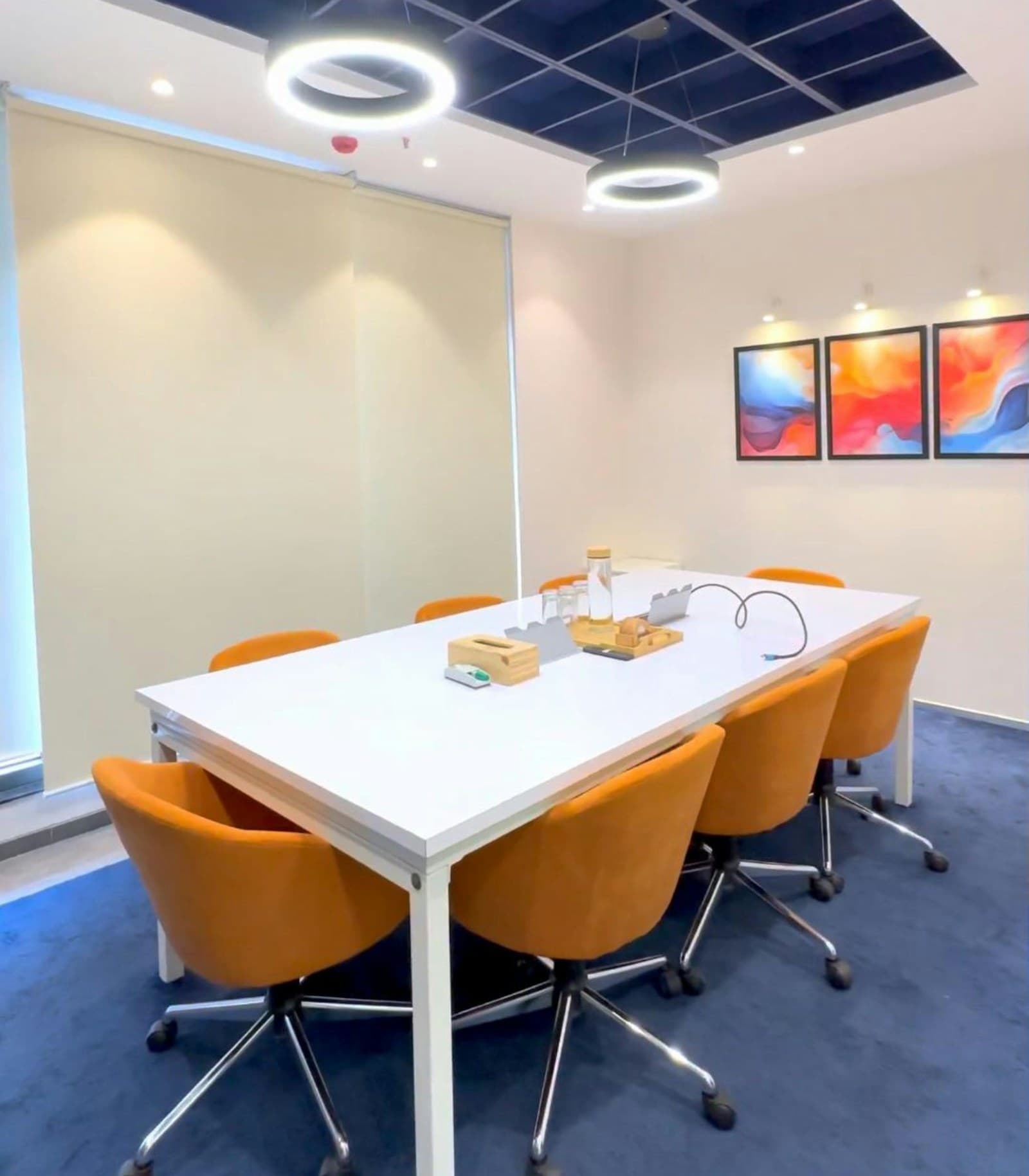 Salle de réunion moderne avec table et chaises orange