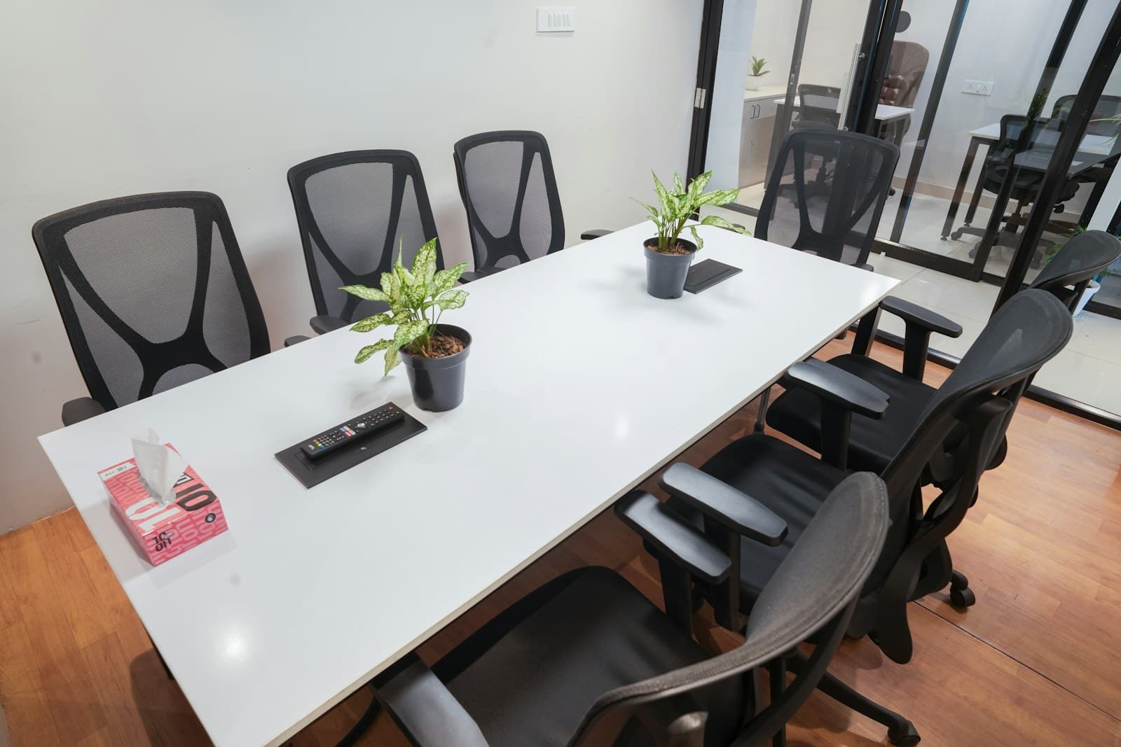 Espace de réunion et de détente avec sièges et plantes